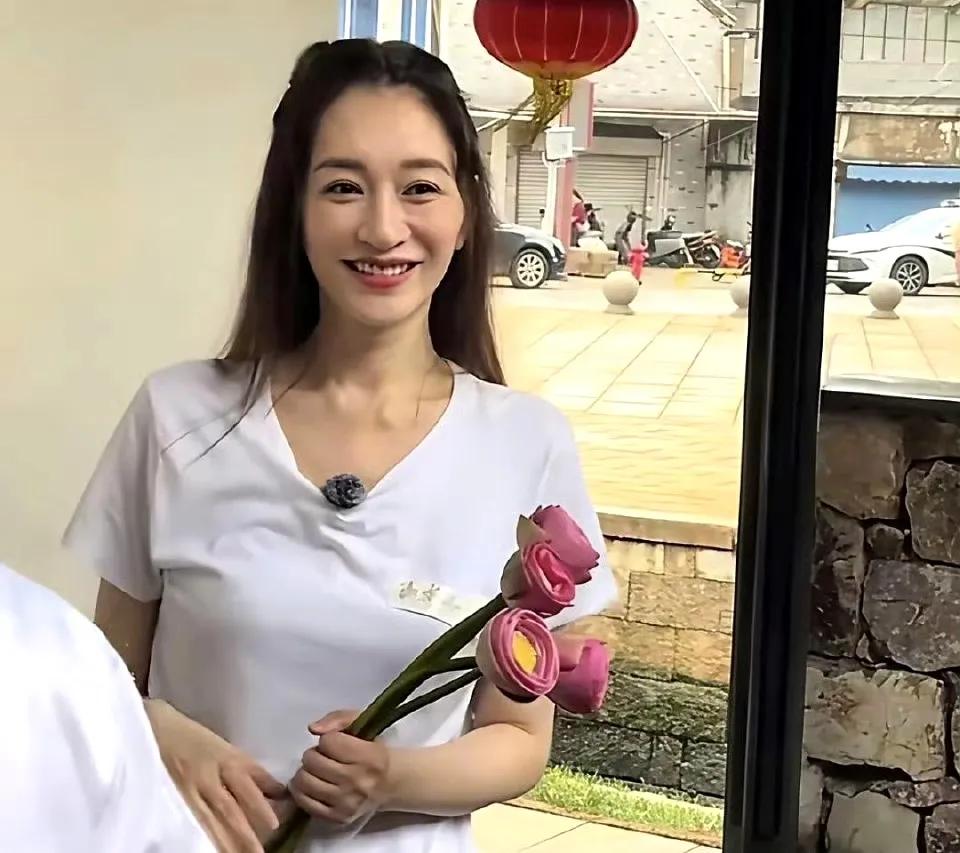 路人镜头下的李小冉差距还是挺大的。

对于我们这些吃瓜群众，明星们真实的样子是很