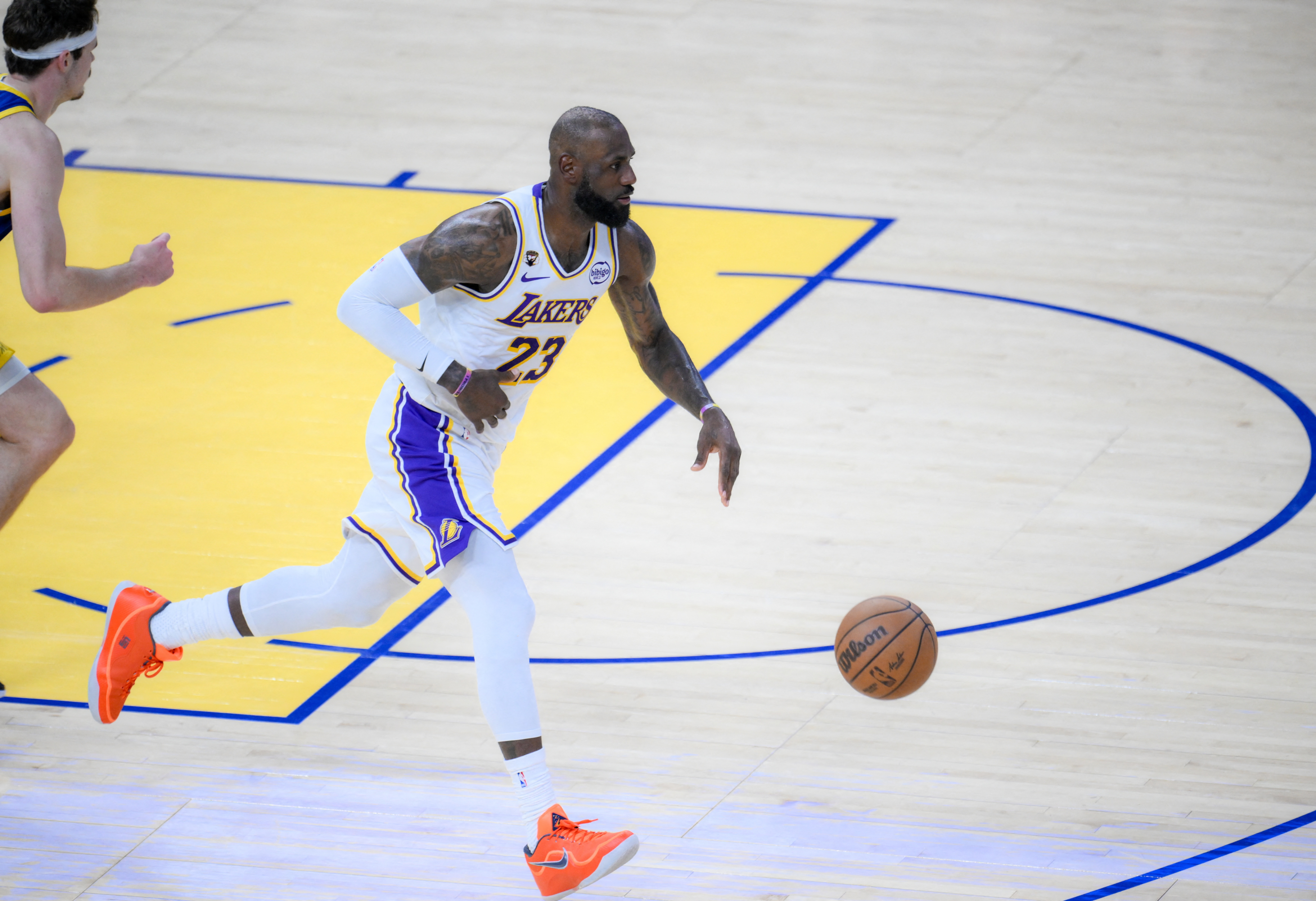 前湖人球员、教练拜伦·斯科特此前表示，詹姆斯是时候离开湖人了。对此，名嘴香农·夏