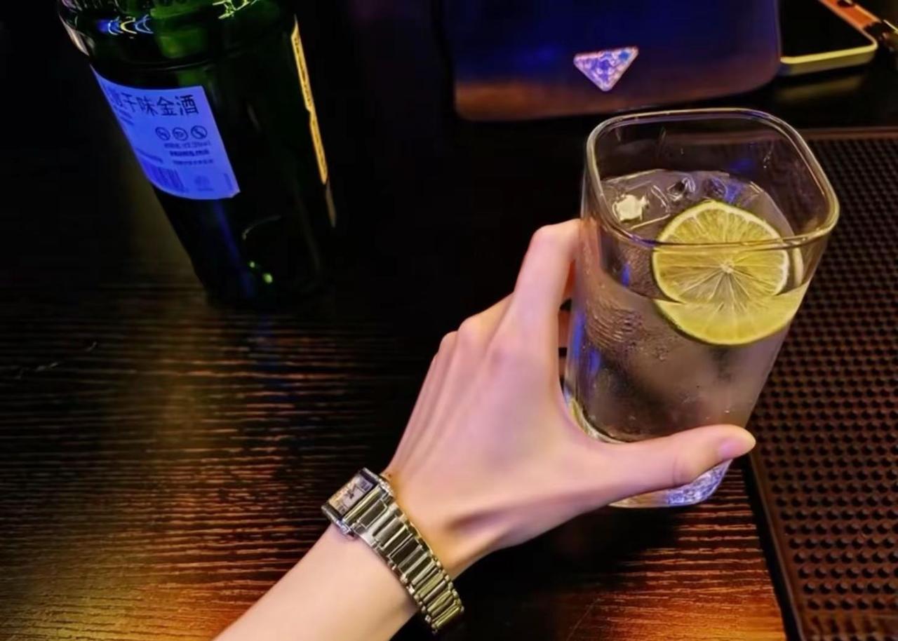 只写自由 不诉慌张 幸福的另一个词叫今天很好微醺是成年人的乌托邦 喝酒不是目的微