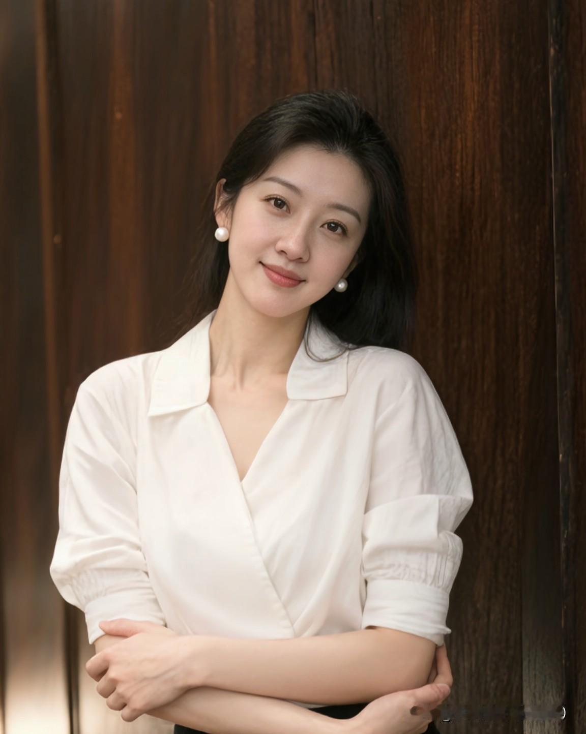 爱一个人，
大概就是心里总装着TA，
见面时恨不得黏在一起，
分开后又开始数着秒