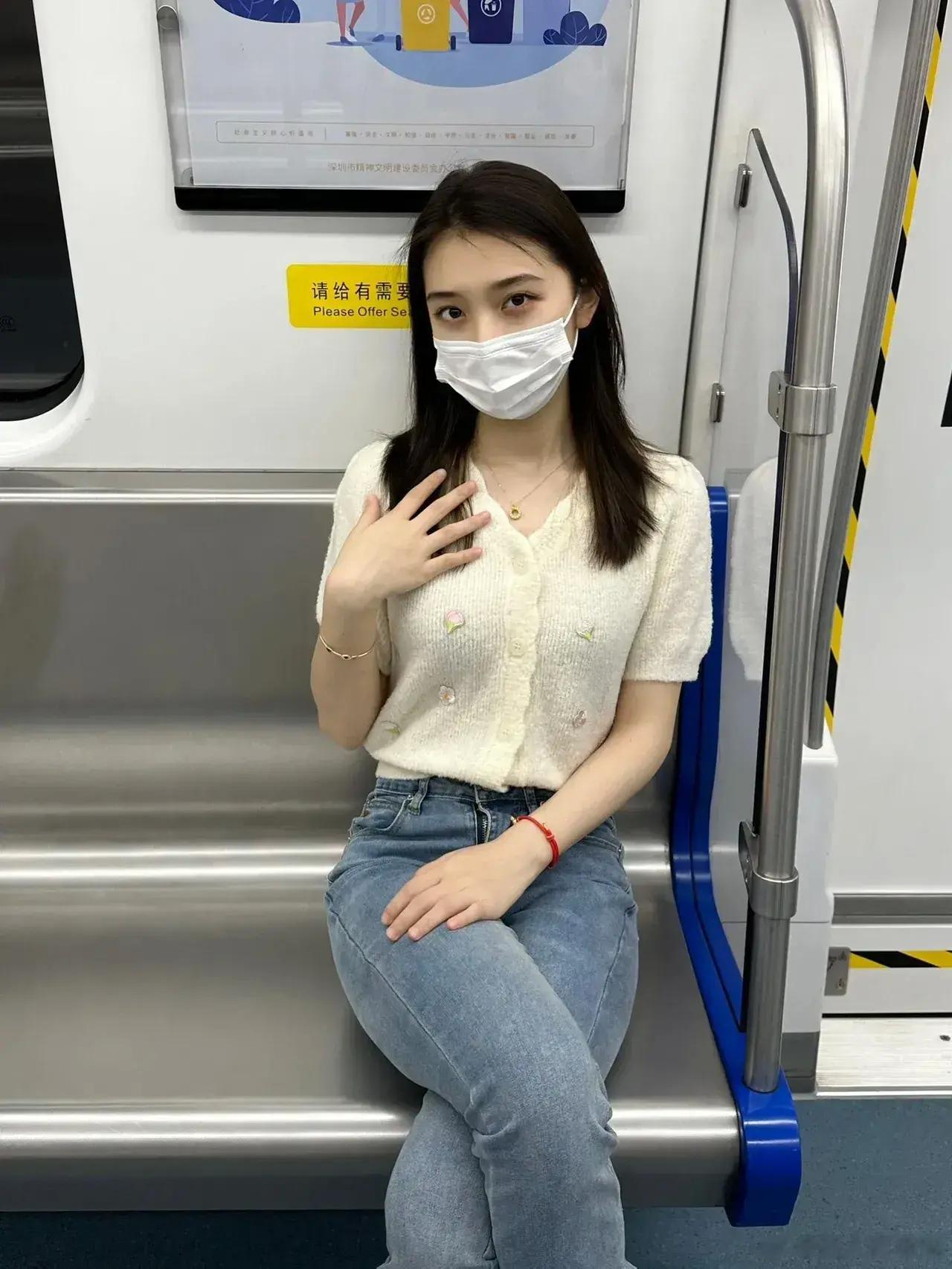 有次我跟老婆出差回来，坐的是高铁，恰逢节假日，车上座位很紧张，我和老婆刚坐下没多