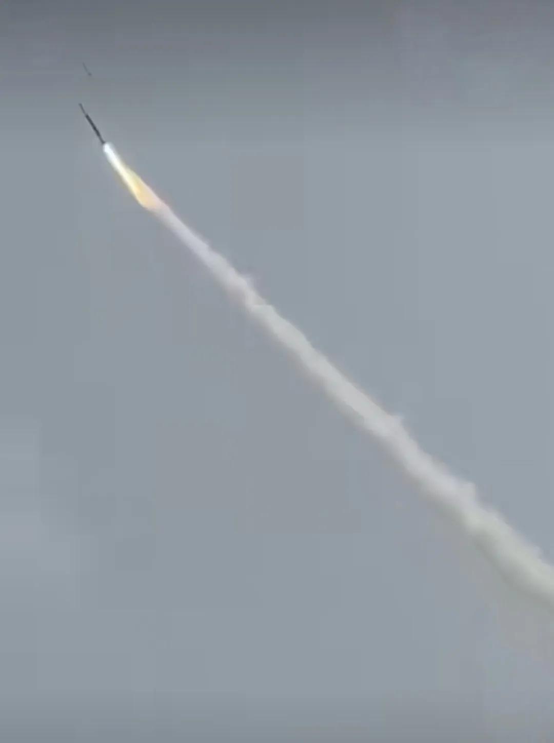 美军部署在伊拉克北部库尔德自治区首府埃尔比勒的反导系统发射拦截弹，对伊朗导弹实施