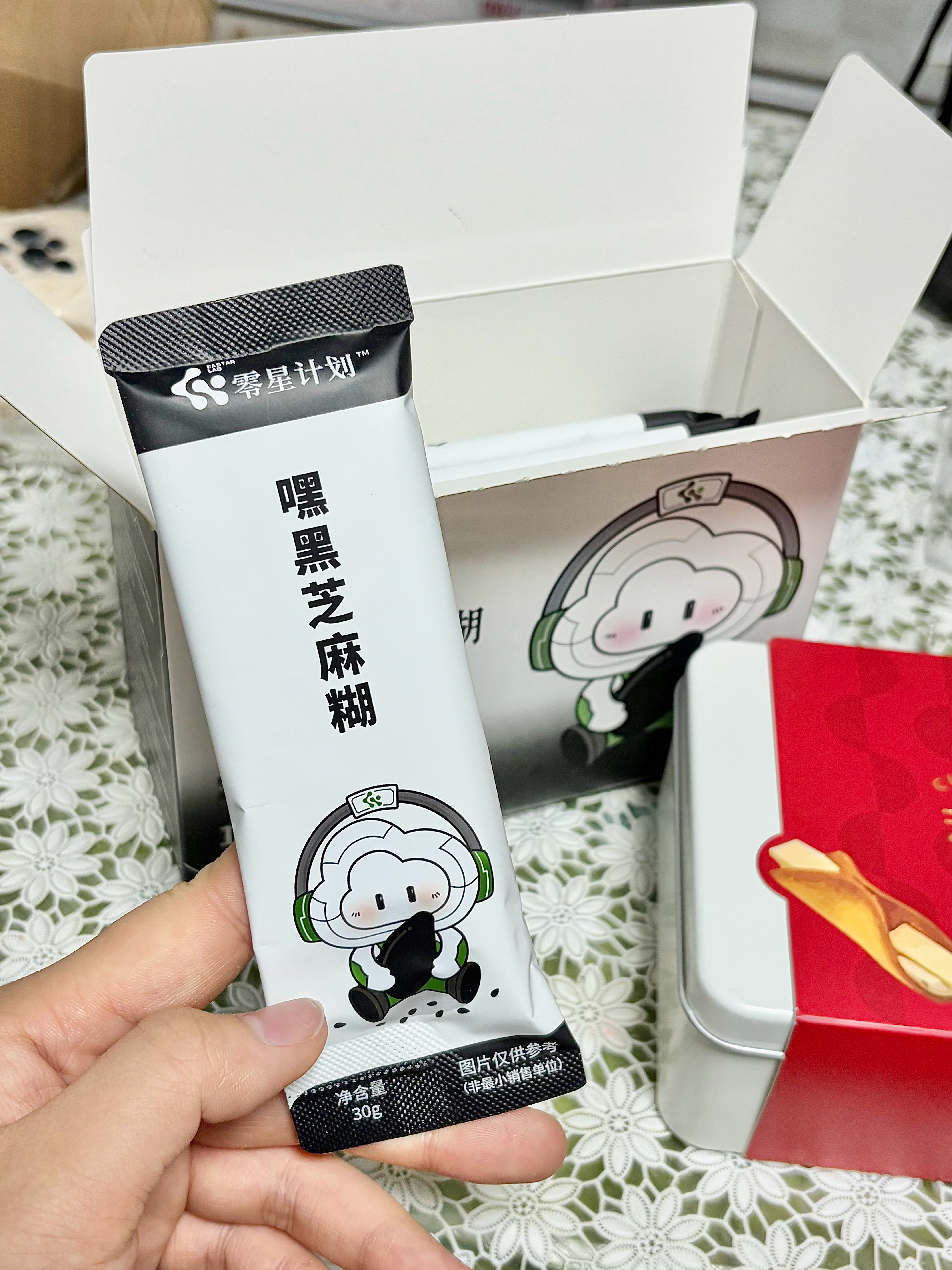 最近的都在吃什么零食📝零星计划的黑芝麻糊➕芝士夹心蛋卷！黑芝麻糊特别香里面还有