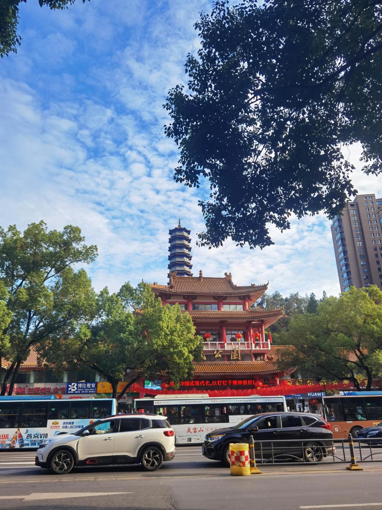 不经意随拍的果然有些惊艳迷人，不用滤镜的自然美，有些天空之城的感觉，犹如自由自在