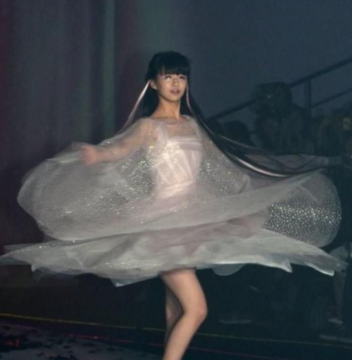 2014年春晚，冯小刚让小彩旗转了4小时，一共8000圈，期间不吃不喝、不上厕所