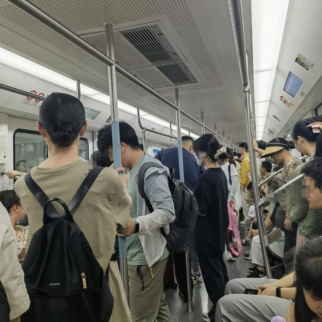 今天五一第一天，武汉中心城区人气爆棚，就连平时运板凳的八号线上都人满为患，一座难