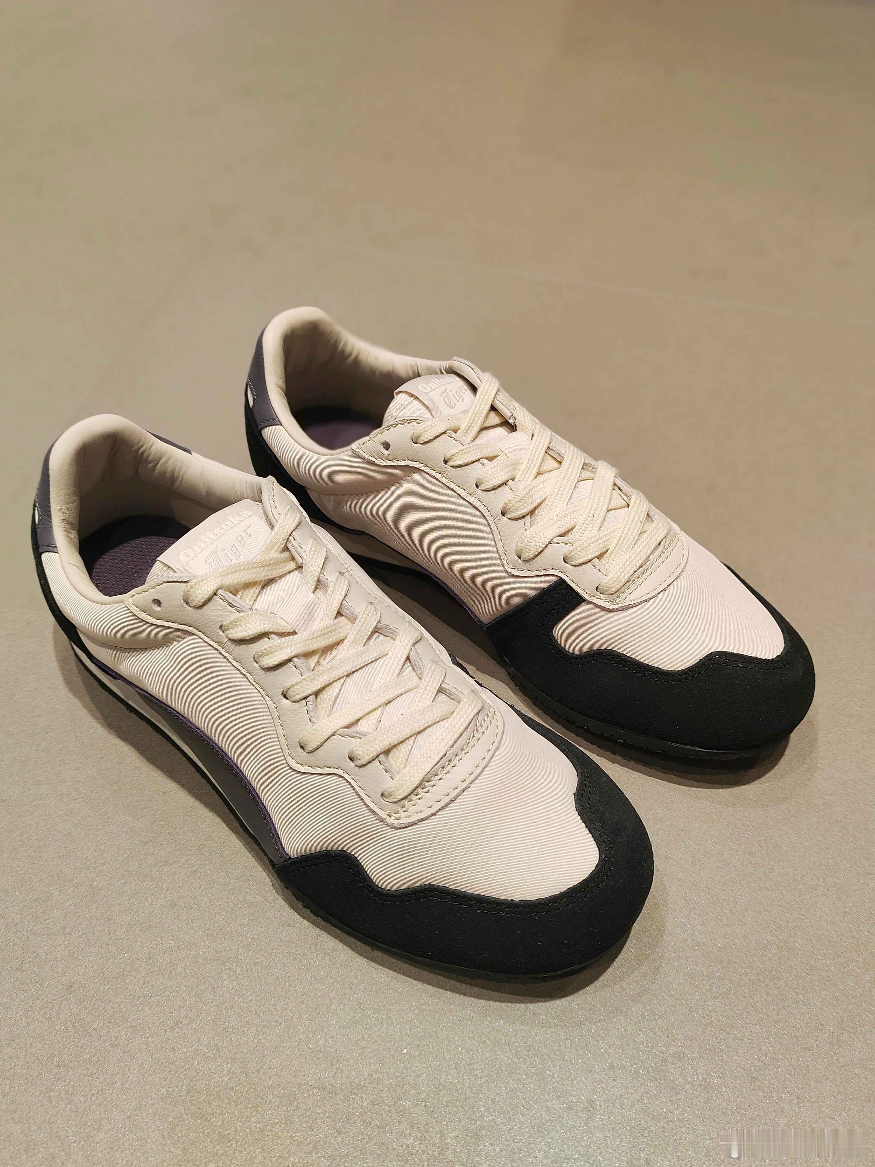 这双是来自经典品牌Onitsuka Tiger（鬼冢虎） 的运动鞋，鞋身以简约的