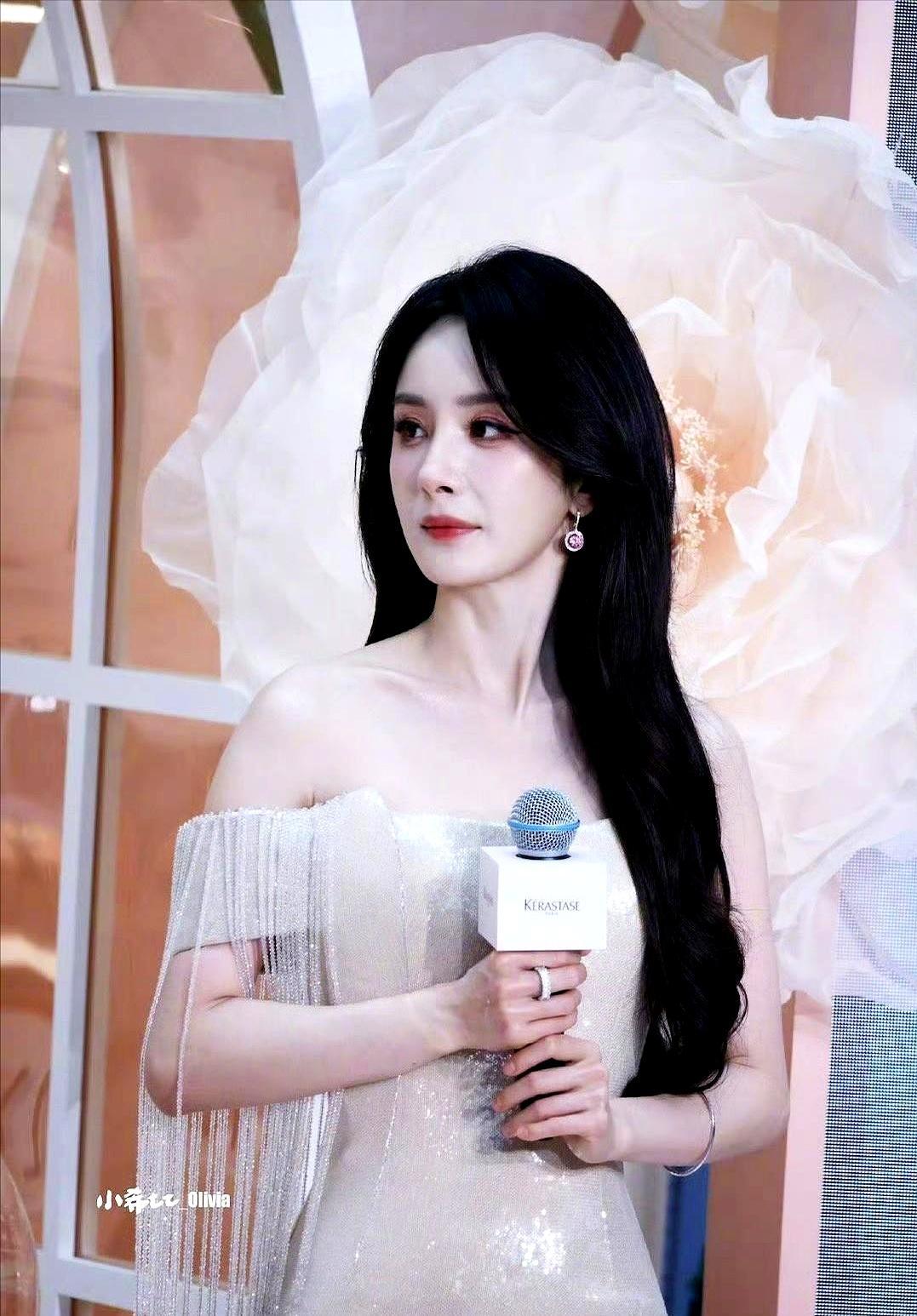 39岁杨幂连转10天跨3地，生图状态比摸鱼一周的你还能打。
 
刚飞完米兰压阵P