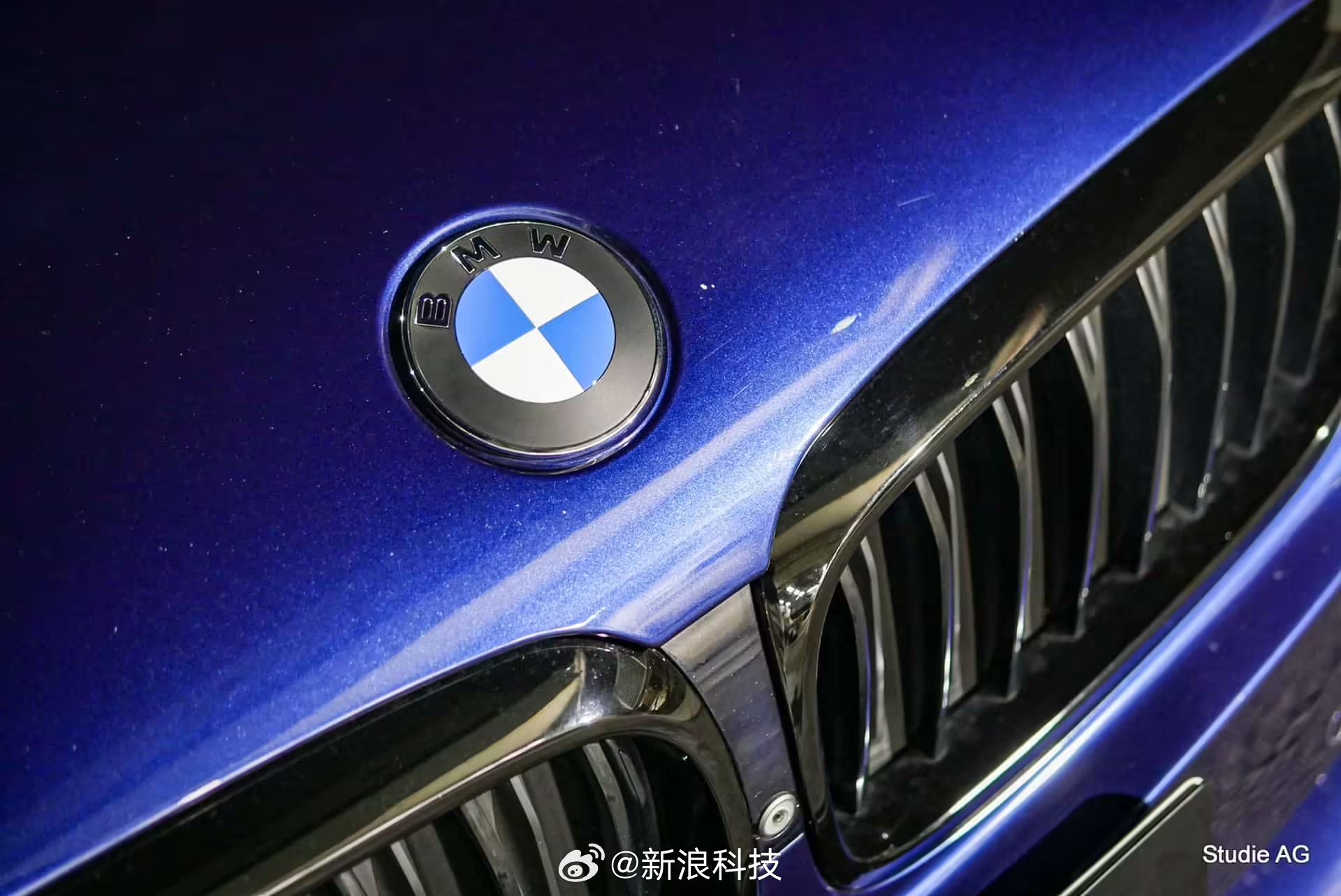 【宝马所有车型将启用新Logo：取消内圈镀铬，换哑光黑环】去年 9 月新款 iX