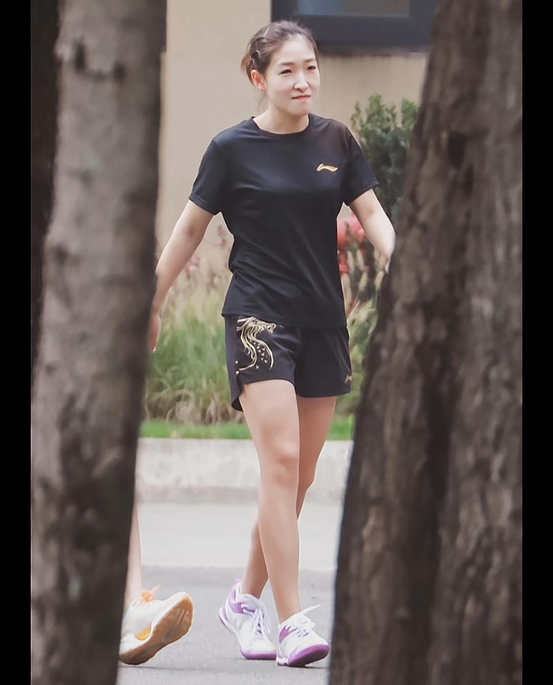 有个疑问，刘诗雯的官方身高160、161。孙颖莎得官方身高161、162。刘诗雯