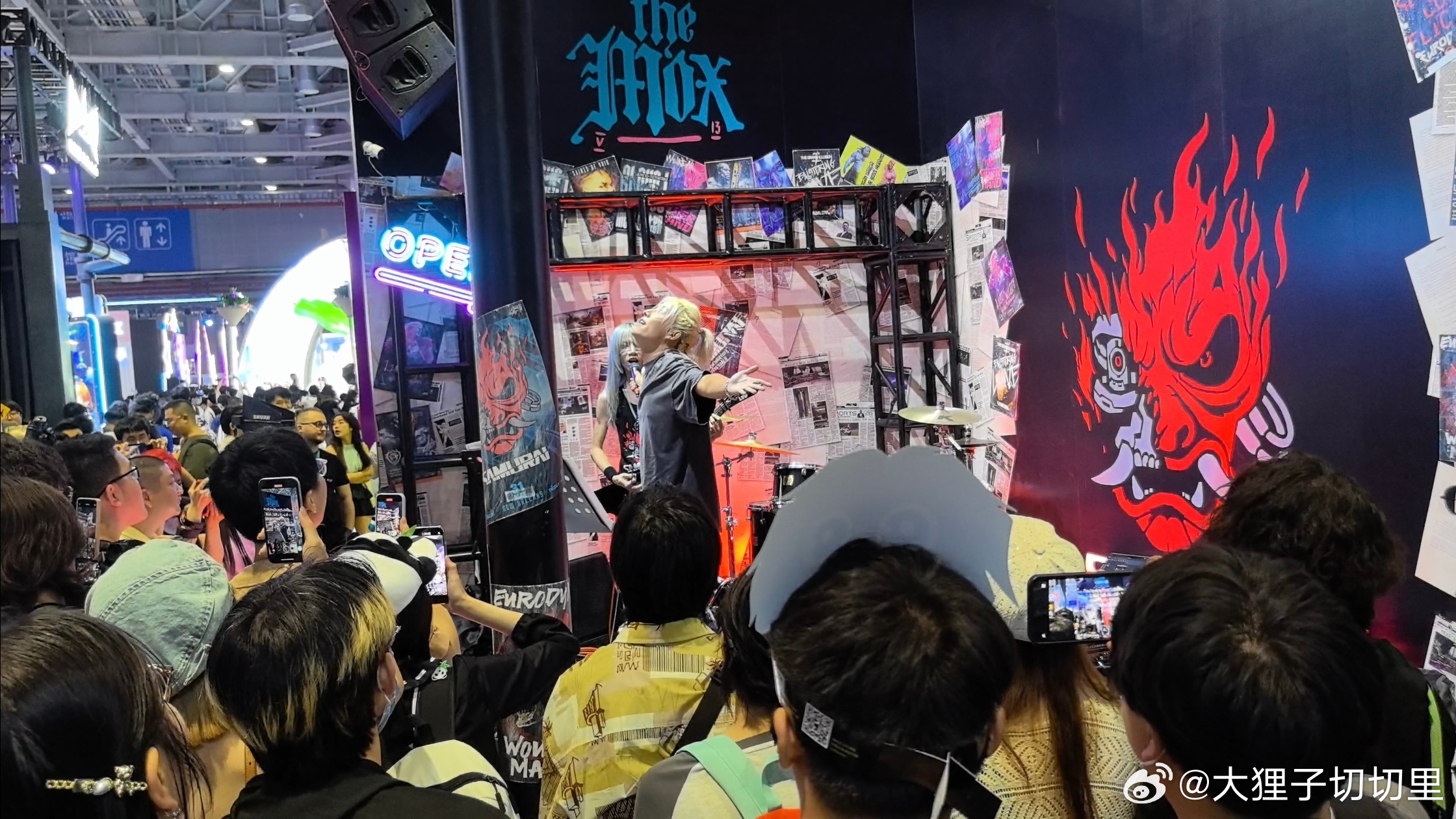 去了cdpr的展台，现场的摇滚太带感了！超级炸！现场观众也超嗨！氛围好棒！现场也
