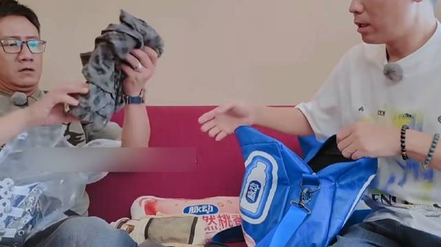 《大哥小助理》这段互动看着很舒服。胡军和李乃文整理万妮达行李，看到她风格前卫的演出服装，坦言没办法理