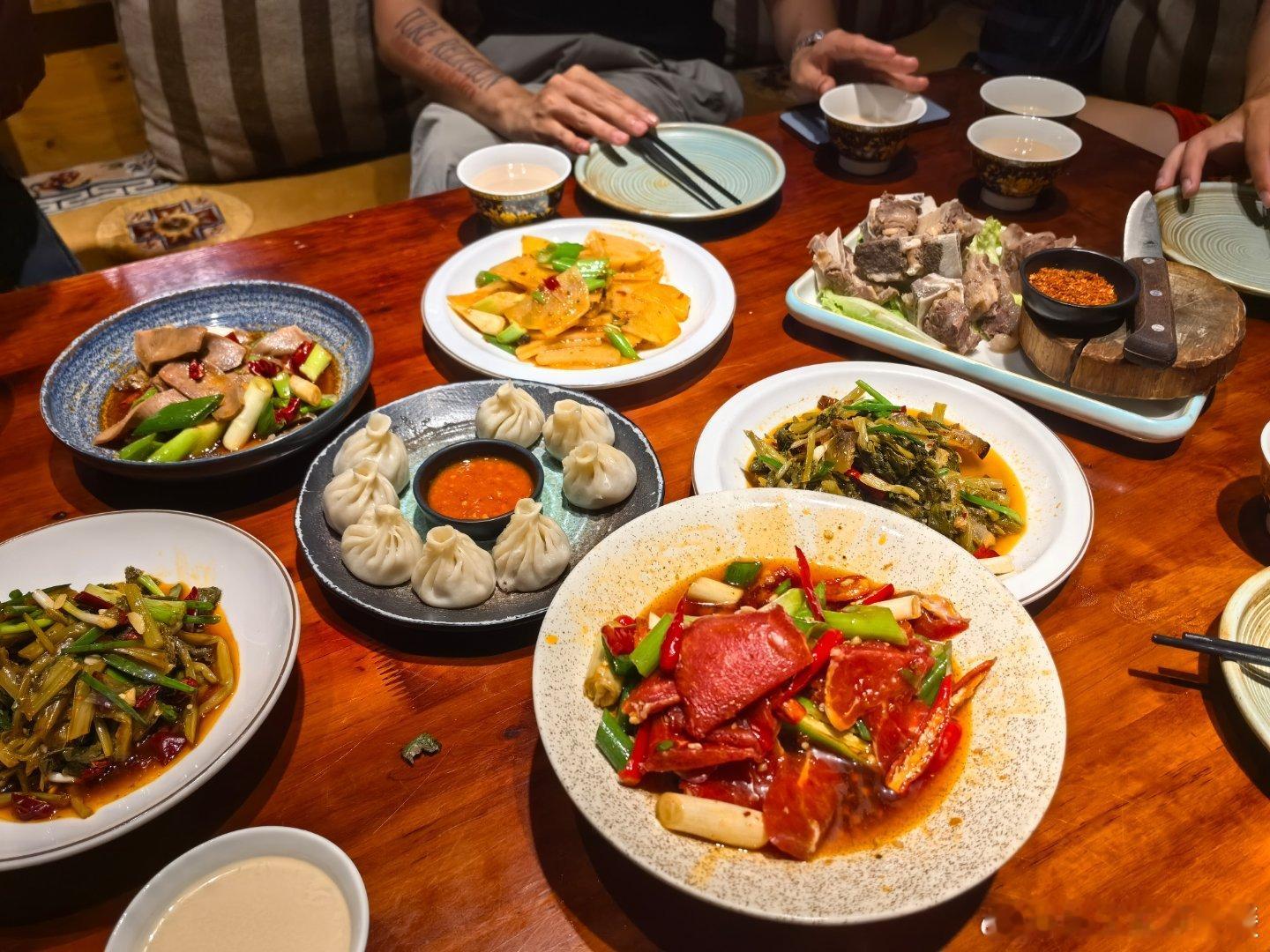 简简单单，来顿藏餐，这个生吃牛肉香疯了！铁子们，敢不敢尝试一下？[坏笑] ​​​