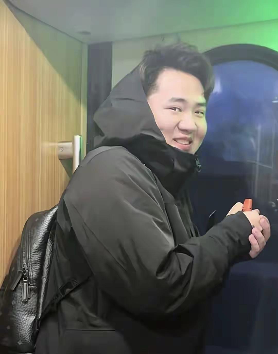 26岁的杜浩楠家境优渥，平日爱唱歌、打游戏，却于睡梦中猝然离世，其母亲清晨8点叫