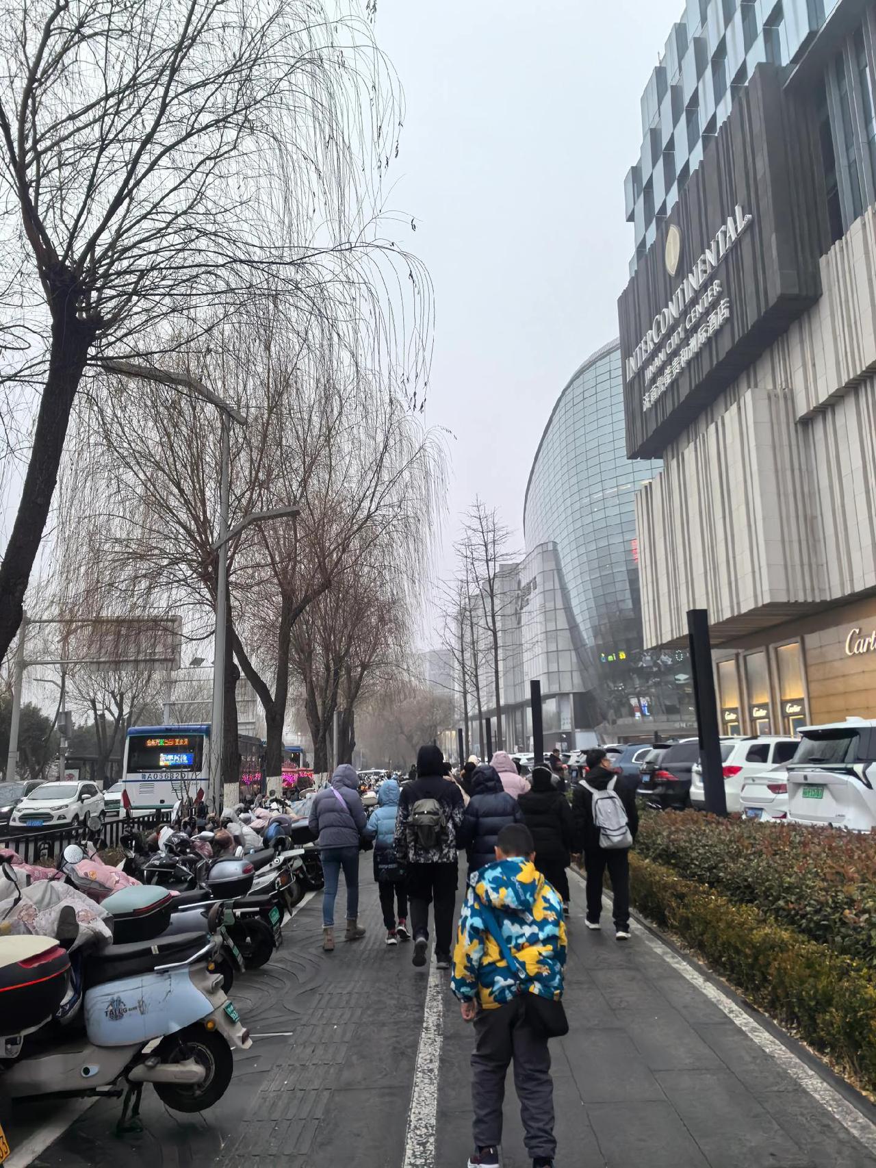 济南市泉城广场，细雨下游客不少。