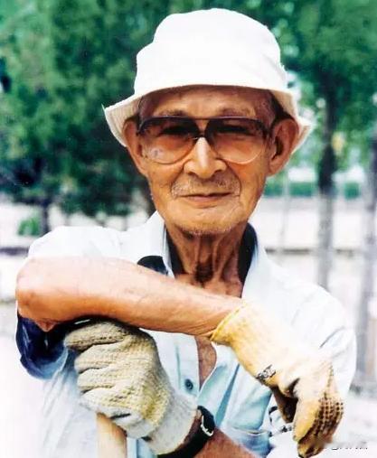 “如果中国的沙漠不变绿，我就从日本最高的楼上跳下去！”1990年，一位日本老人为