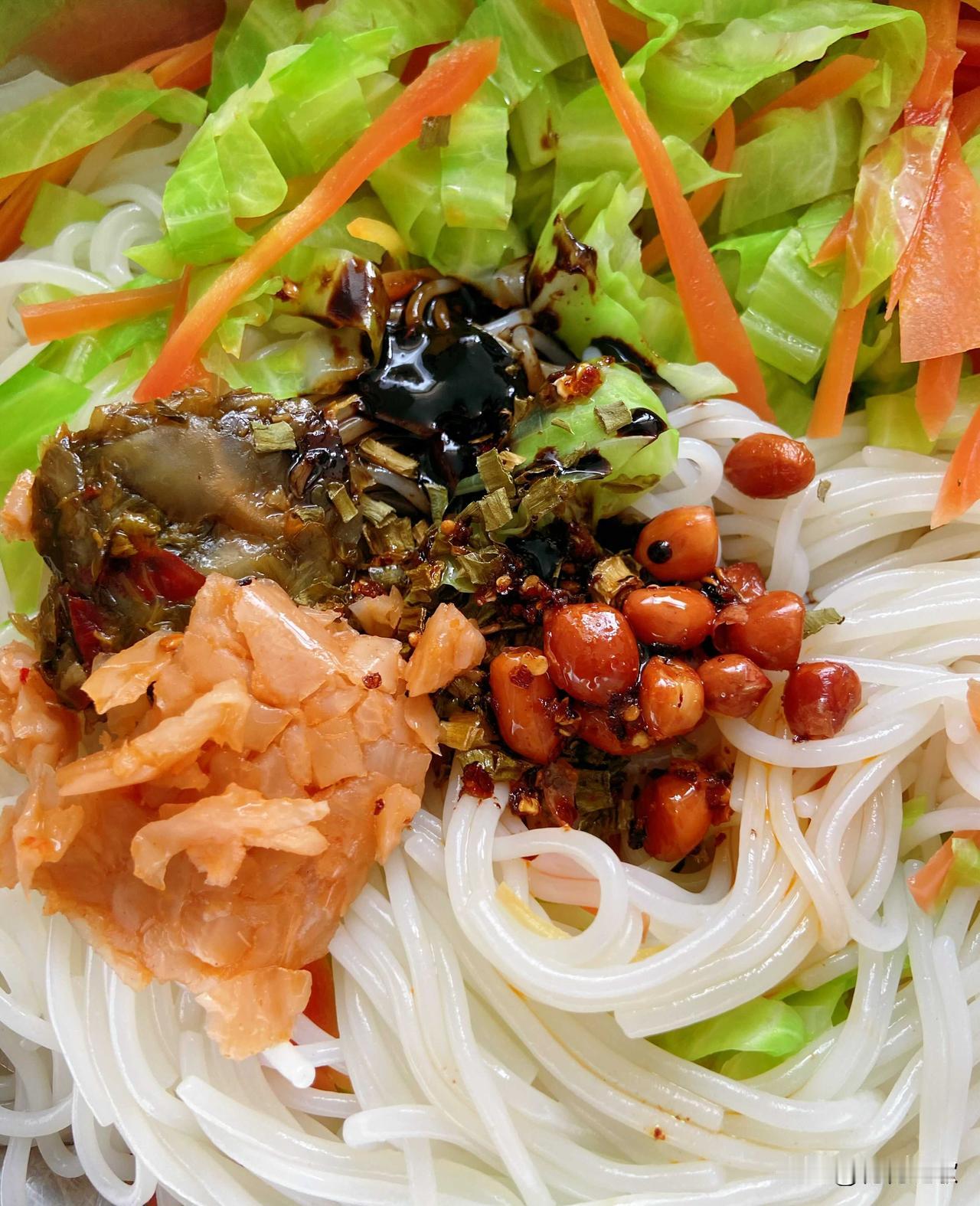 本来想偷个懒只煮个南昌拌粉，结果又想着只有米粉没有菜，好像营养不全面，最后又来了