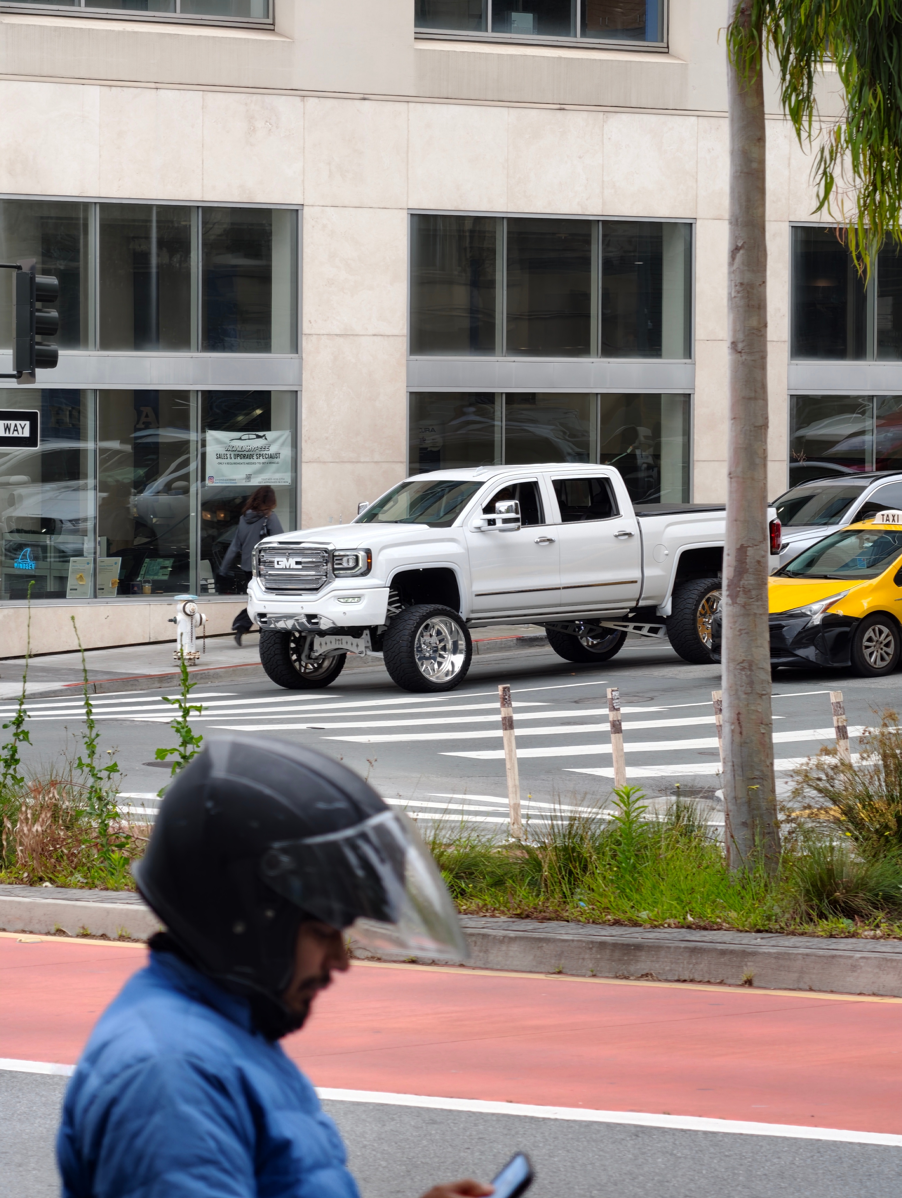 来感受一波旧金山街头的车～他们老车真的在开，像图一、图二的英帕拉和火鸟，196x