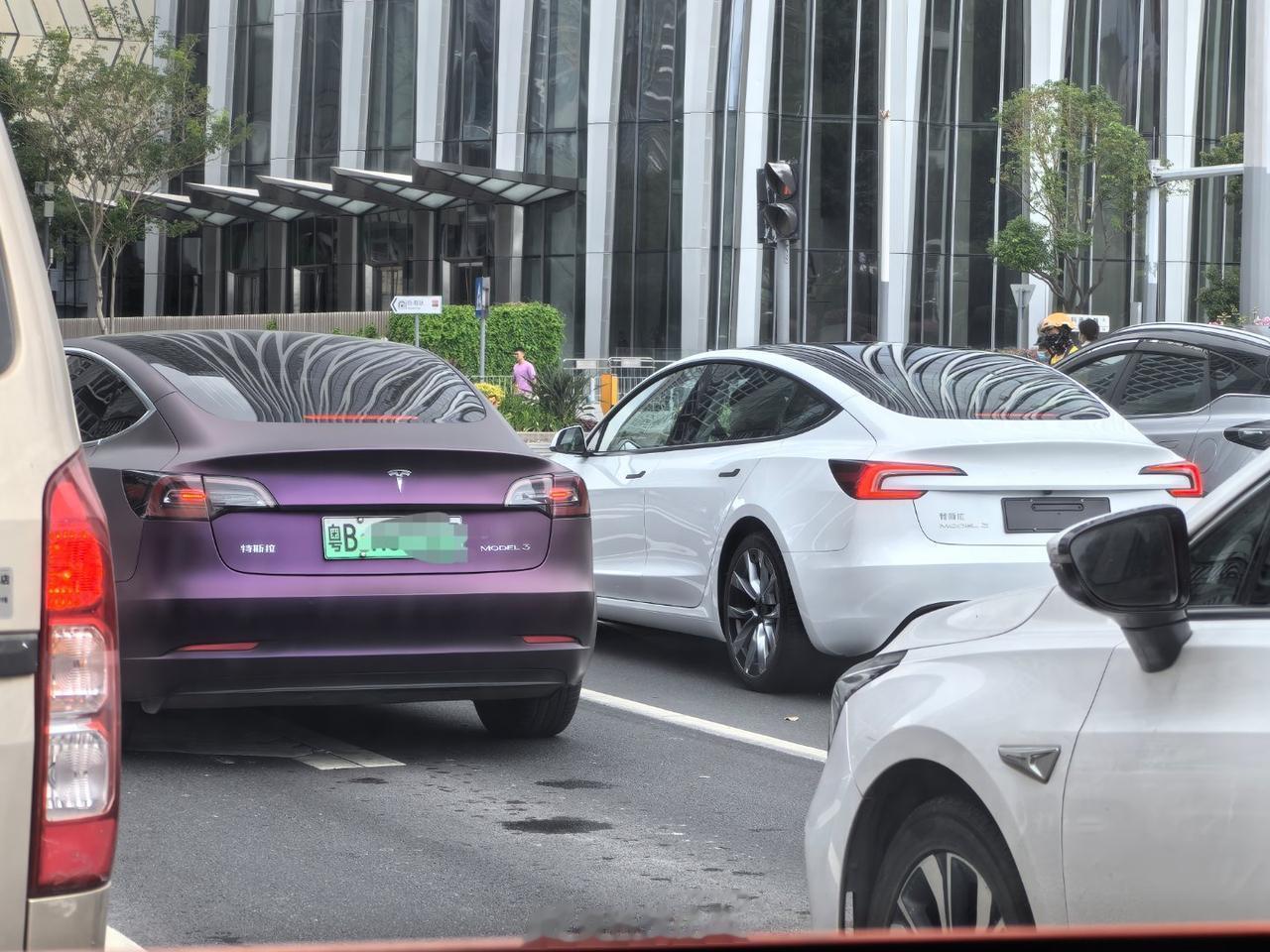 刚才偶遇新老 Model 3 ，感受一下后尾灯的变化

今天 Model 3 长