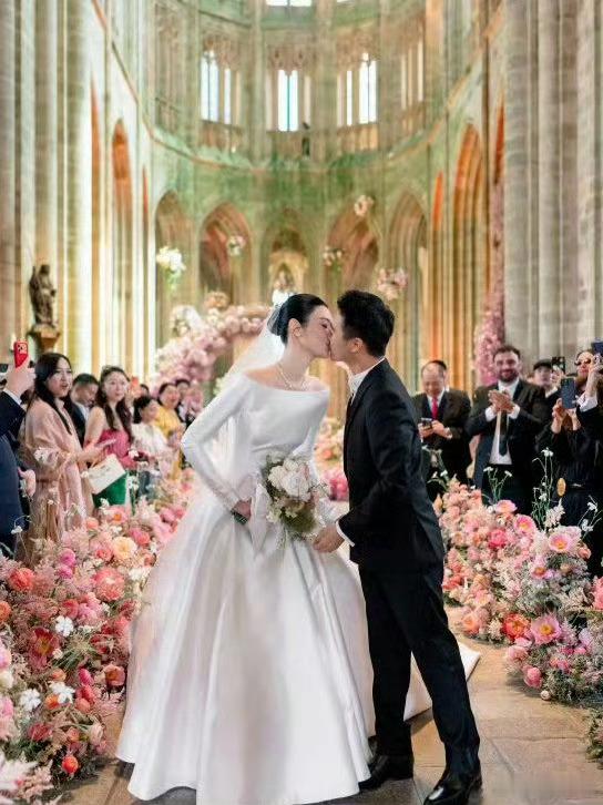 陈学冬参加奚梦瑶婚礼谁懂啊！刷到陈学冬参加奚梦瑶婚礼的照片，我直接泪目了😭这真