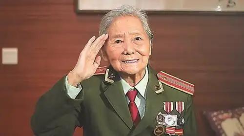 1979年，我国女翻译刘禄曾在美国访问期间，突然发现一名美国男子一直盯着她看，几