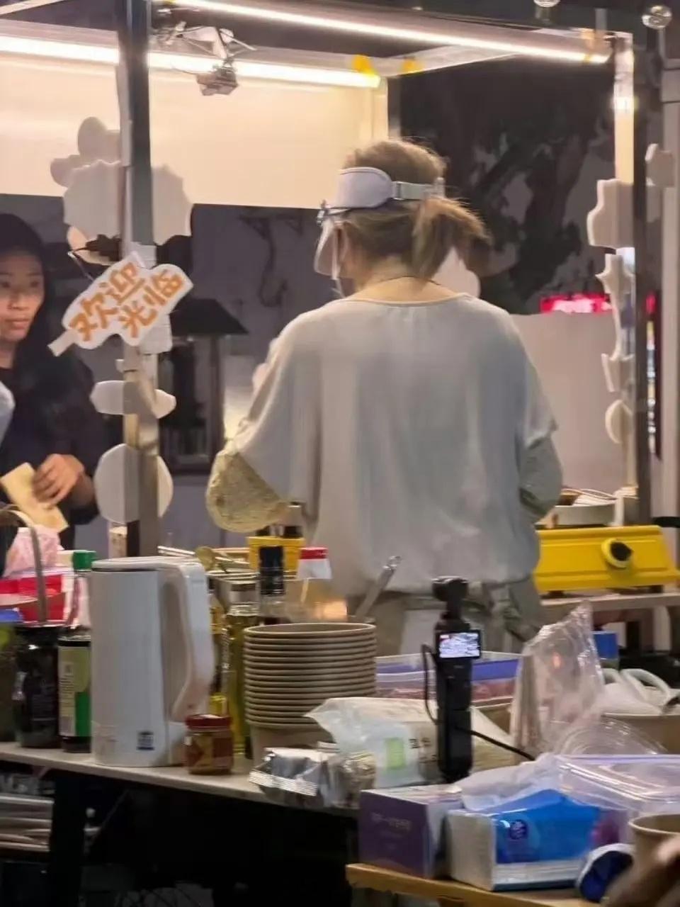 赵露思是三亚街头卖蛋烘糕的小女孩一枚 