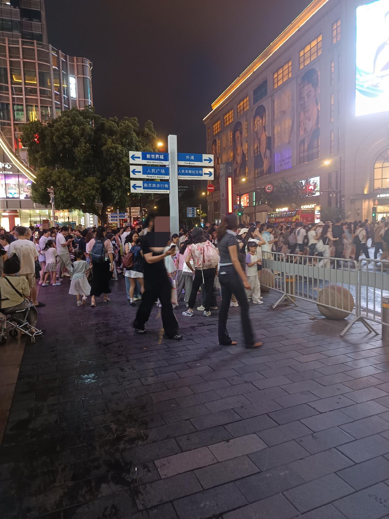 来大上海就是为了看人吗？
       来上海旅游，那最大的“景点”似乎便是这人