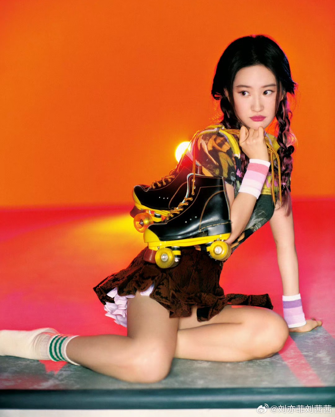 刘亦菲尝试的是元气甜酷的千禧年Y2K风，上衣是撞色复古印花短袖，黄黑底色搭配美式