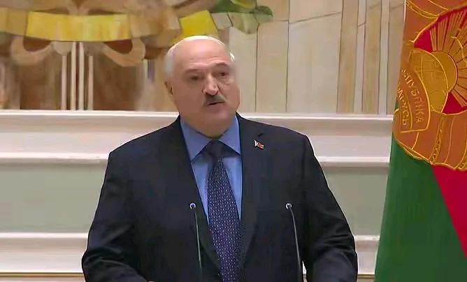 现实太残酷，曾经要辞职的老卢最终回来了！
白俄罗斯总统卢卡申科在参加金砖峰会期间