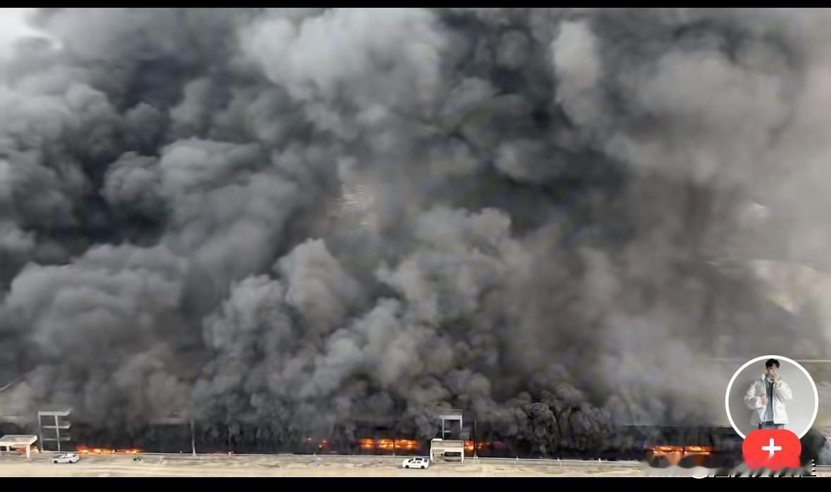 比亚迪坪山园区起火。
浓烟滚滚，幸好没有人员伤亡。
不过这的烧掉多少比亚迪车呀！