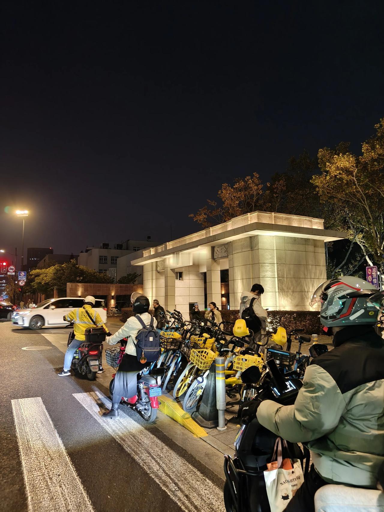 今晚老同事小聚，本来不想参加的，
不过时间是早就讲好的，
想想还是算了！毕竟大家