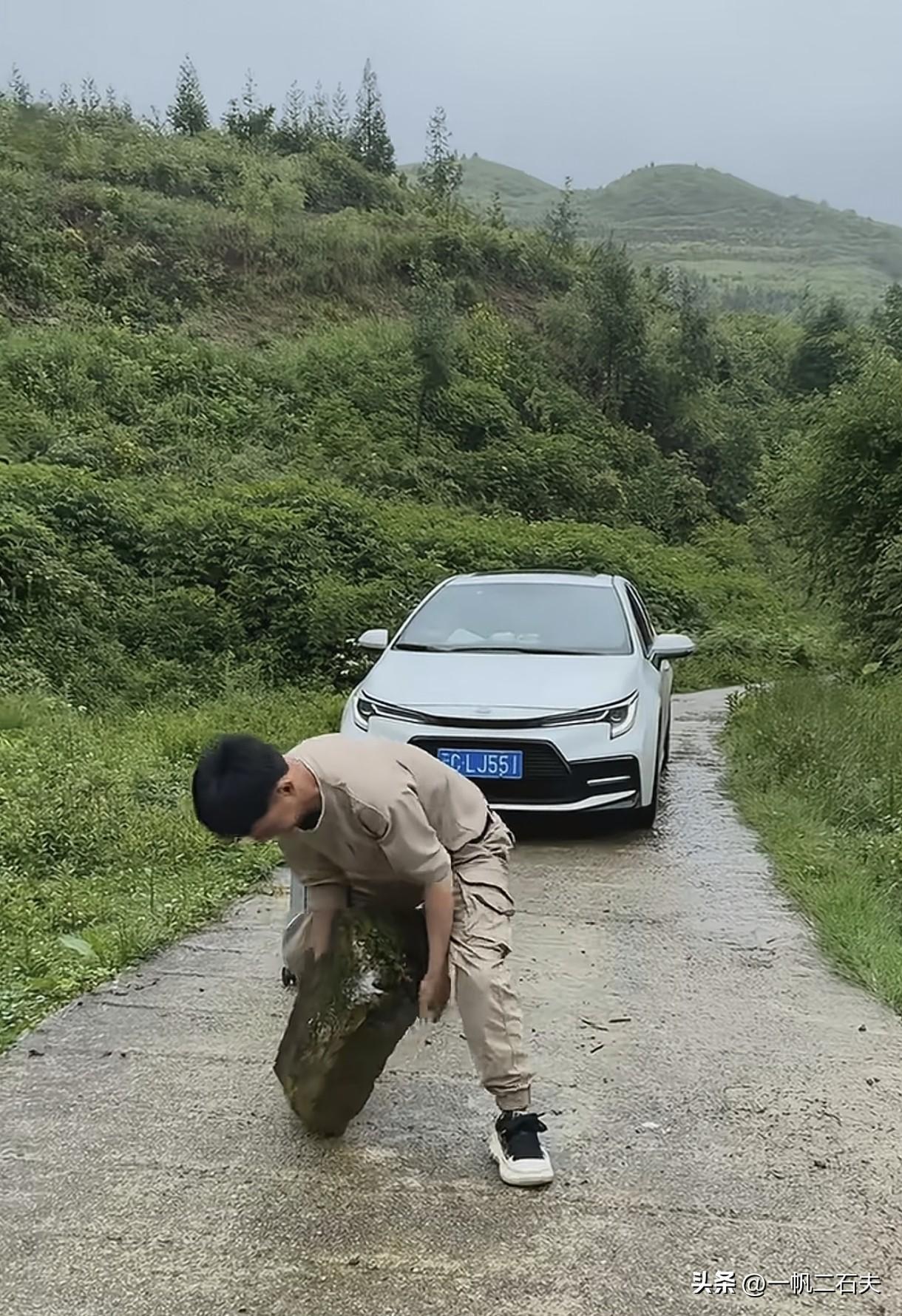 行善积德被表扬不傲，受
无端指质仍然不气馁才好。
    [微风][微风][微风