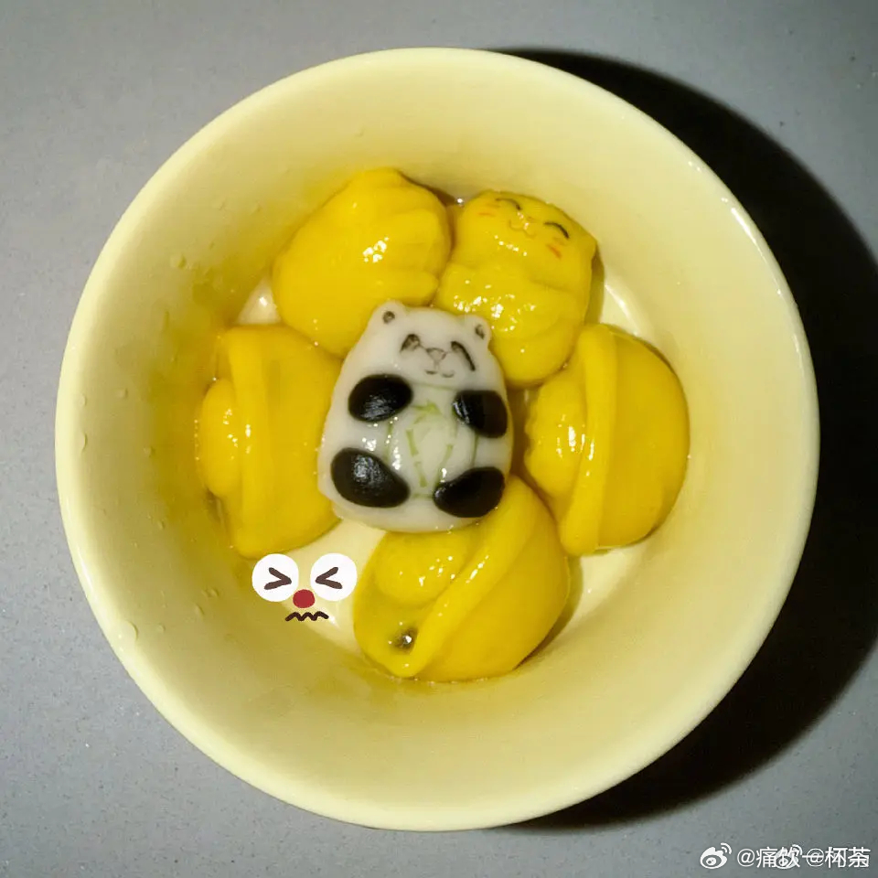 眼尖的网友发现何与、刘些宁、以及何与的好友晒了同框小猫汤圆这是巧合？还是 