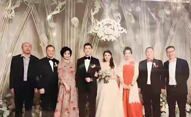 深圳有位神秘富豪太牛了，身价135亿还有2000家门店，花10亿给儿子办婚礼。就