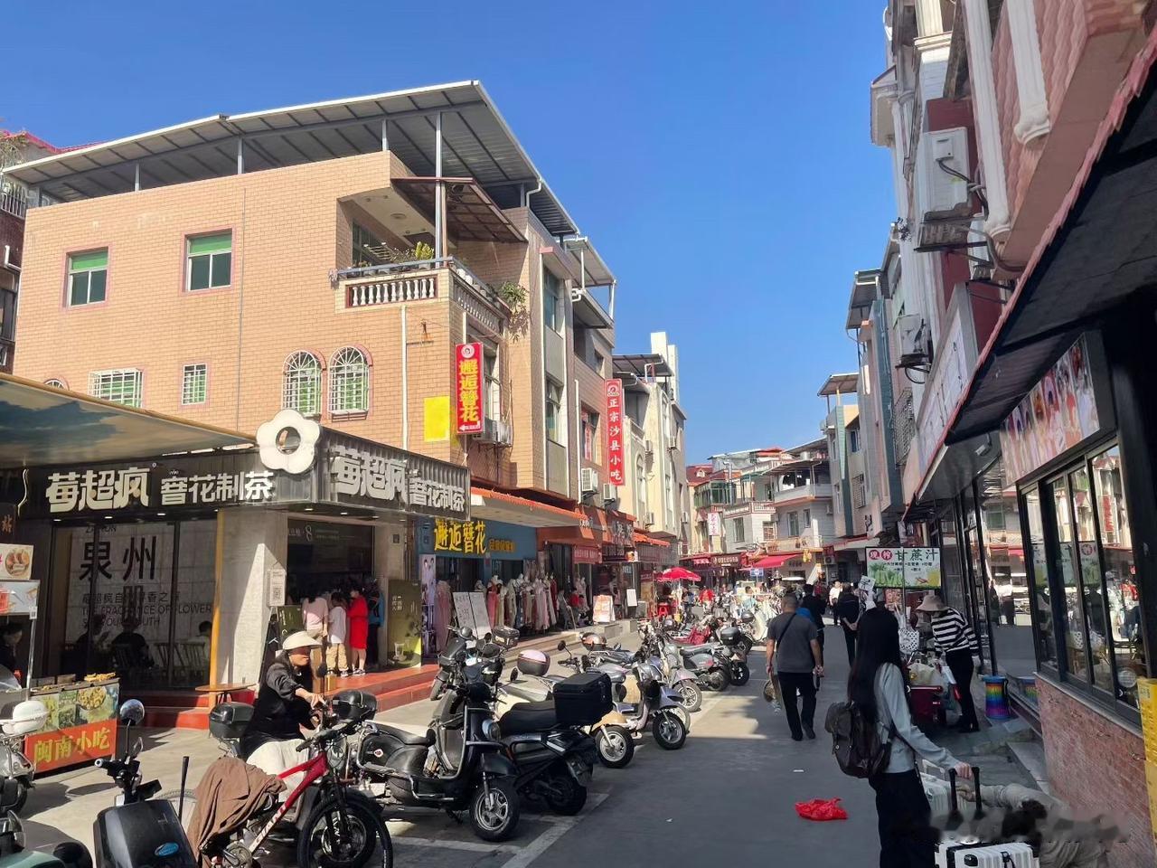 分享另一半让你感动的瞬间在泉州西街人挤人的午后，我戴着簪花围被太阳晒得晕乎乎，他