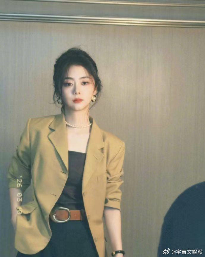 谭松韵复古live图 谭松韵复古live图好绝！蓬松卷发配复古吊带，港风氛围感拉