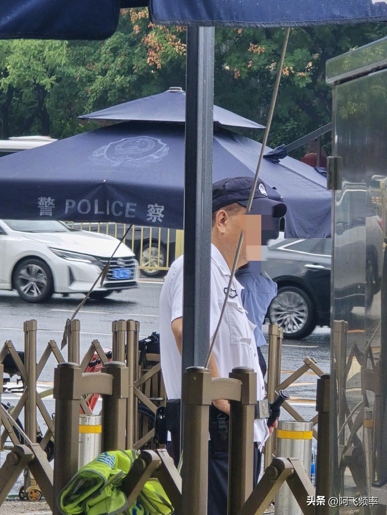 北京真的很包容，五十多岁的保安特别热情
去国家大剧院看戏，门口遇见的保安大叔人特