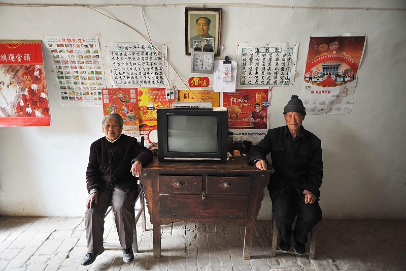 时至今日，依然有很多地方保留着包办婚姻的旧习俗。不少长辈总觉得，自己看人比年轻人