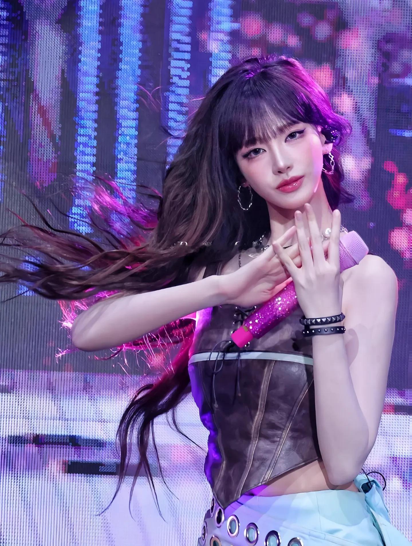 【Liz】巨星感。    cr·logo 