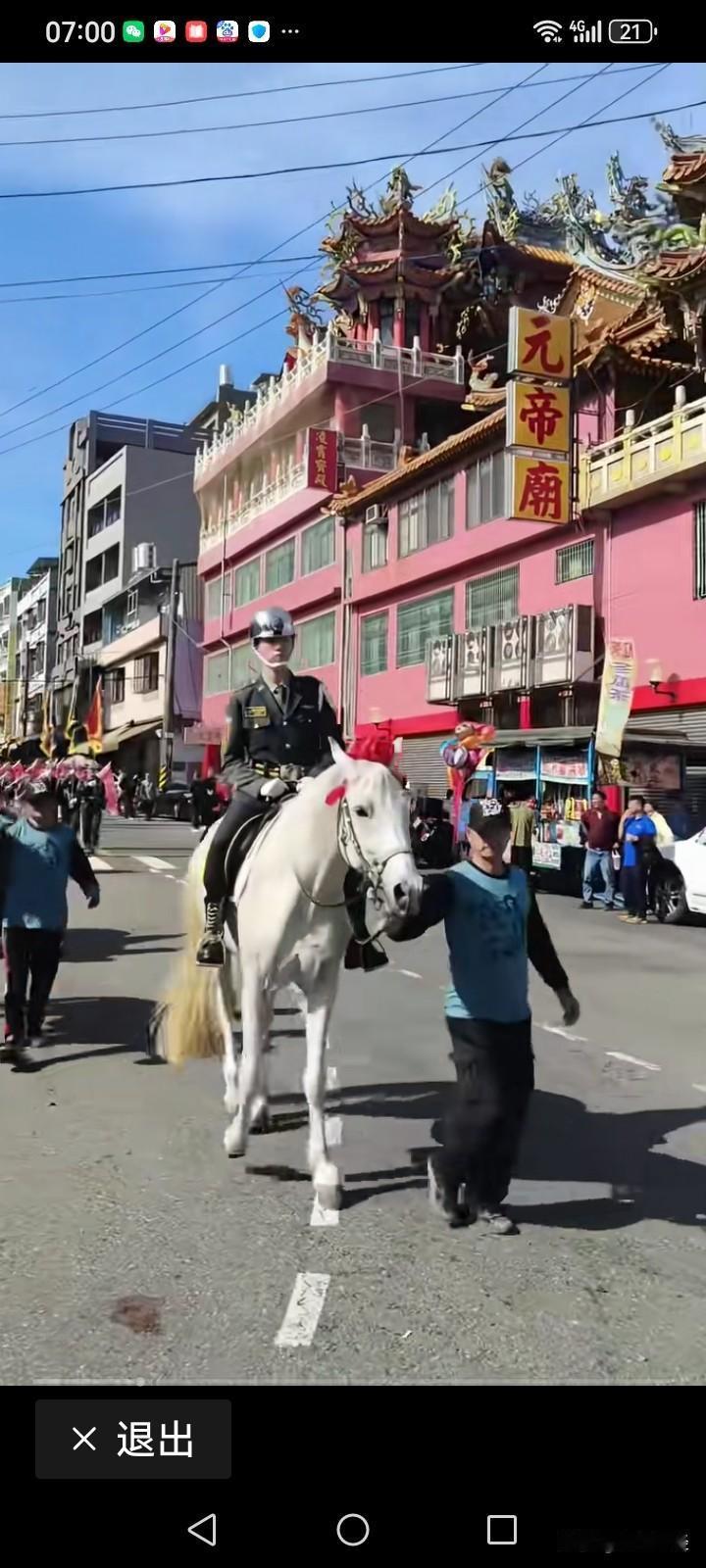 台湾的这种军人仪仗队，频繁现身于台湾的社会生活里。不管是春夏秋冬，还是遇上重要节