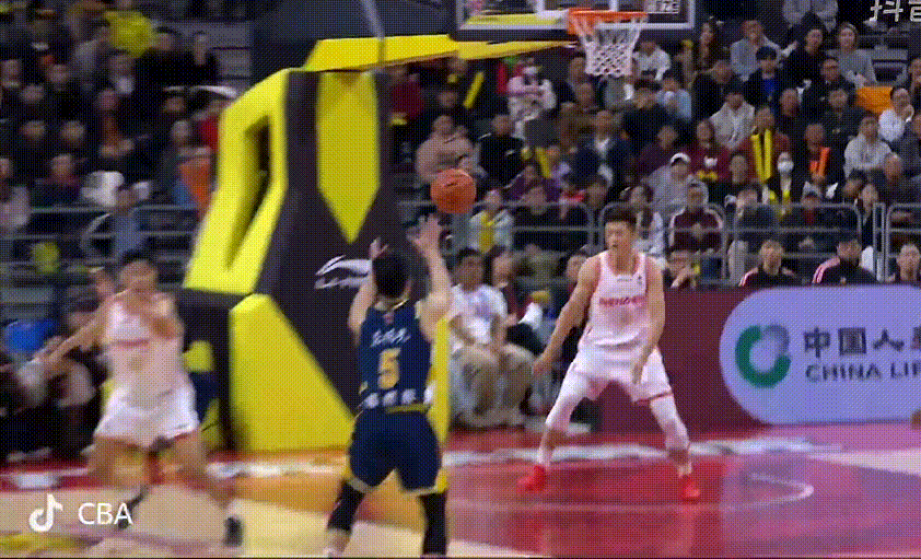 大心脏！陈家政命中关键三分，一上来就有作用啊年轻人 广东男篮vs深圳男篮