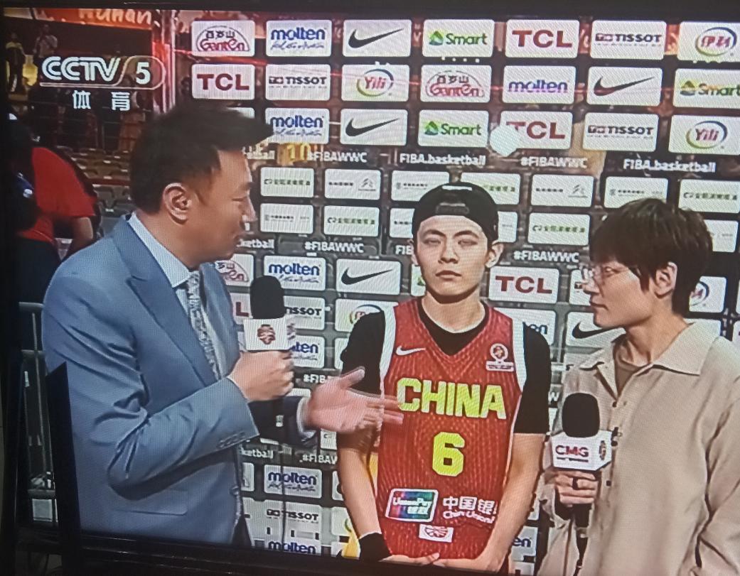 中国队和捷克队赛后，杨丽维采访了妹妹杨舒予，杨舒予和姐姐都是中国女篮队长，杨舒予