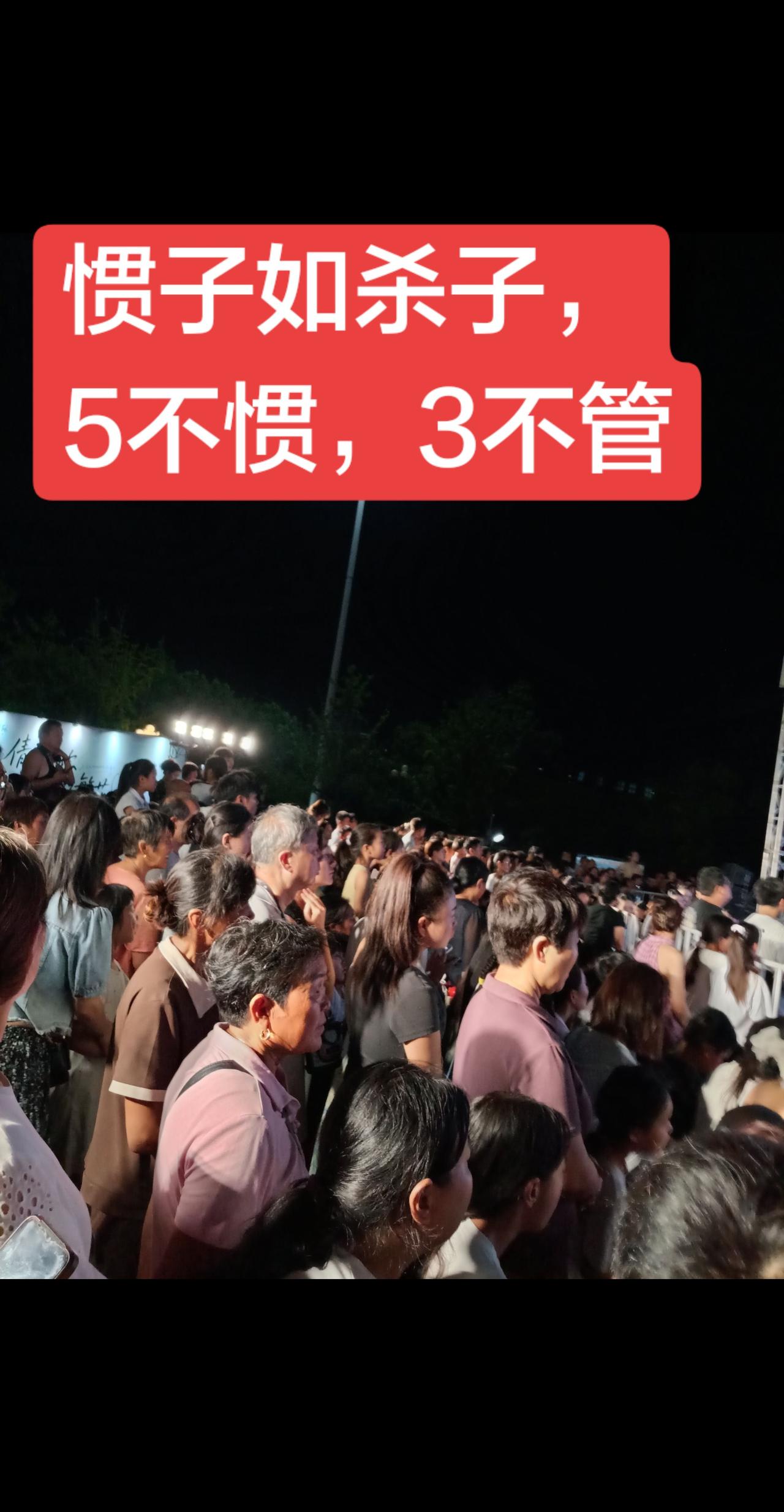 先讲个我亲眼所见的场景。
上周末在超市，一个大约五六岁的男孩想要货架上的巧克力。