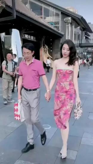 “牵手门” 后，董思槿的人生彻底改写。2023 年 6 月，成都太古里街头一段牵