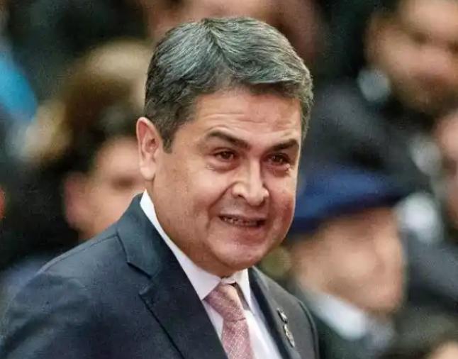 国际圈直接被特朗普的操作炸翻，正在美国蹲45年大牢的洪都拉斯前总统居然被他一句话