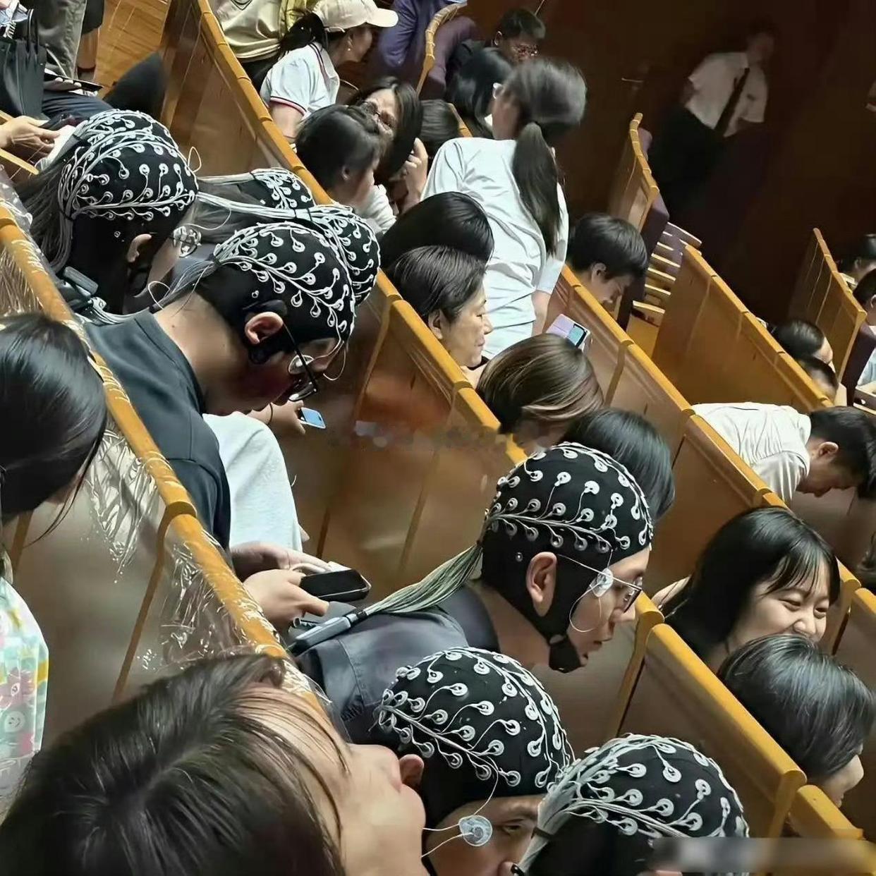 北大学堂上的一幕，不得不说，惊呆了。 ​​​