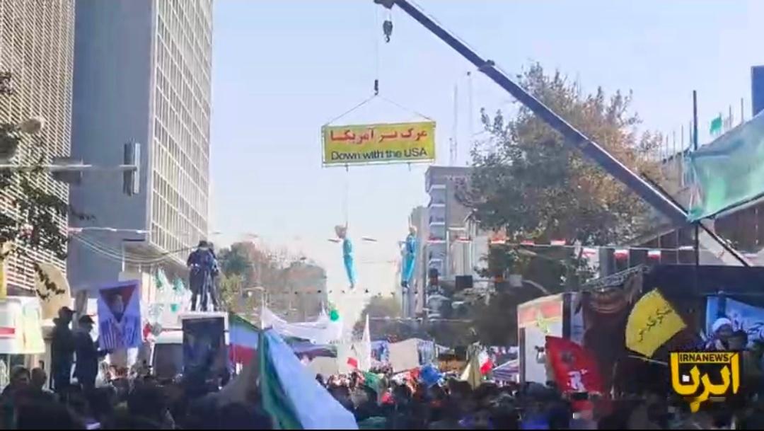 在伊朗德黑兰街头，他们模拟上吊处决特朗普和内塔尼亚胡。 ​​​