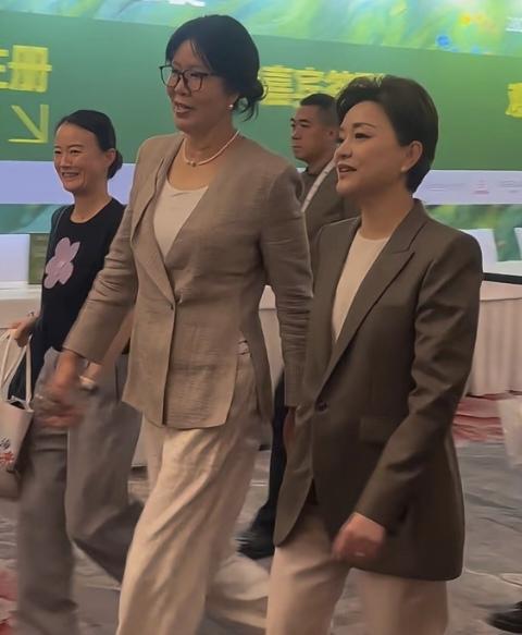两位不同领域的女强人同框了，走路昂首阔步，大步流星，无论气势还是气质都很出众。郎