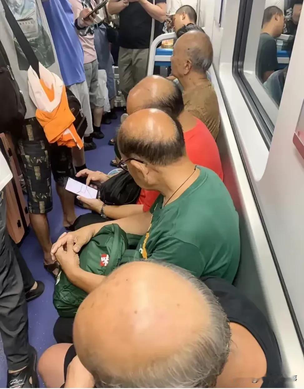 看了这张图我有几个不明白
①这几个大爷是一起的吗？难得他们坐在一排，且头顶一个比