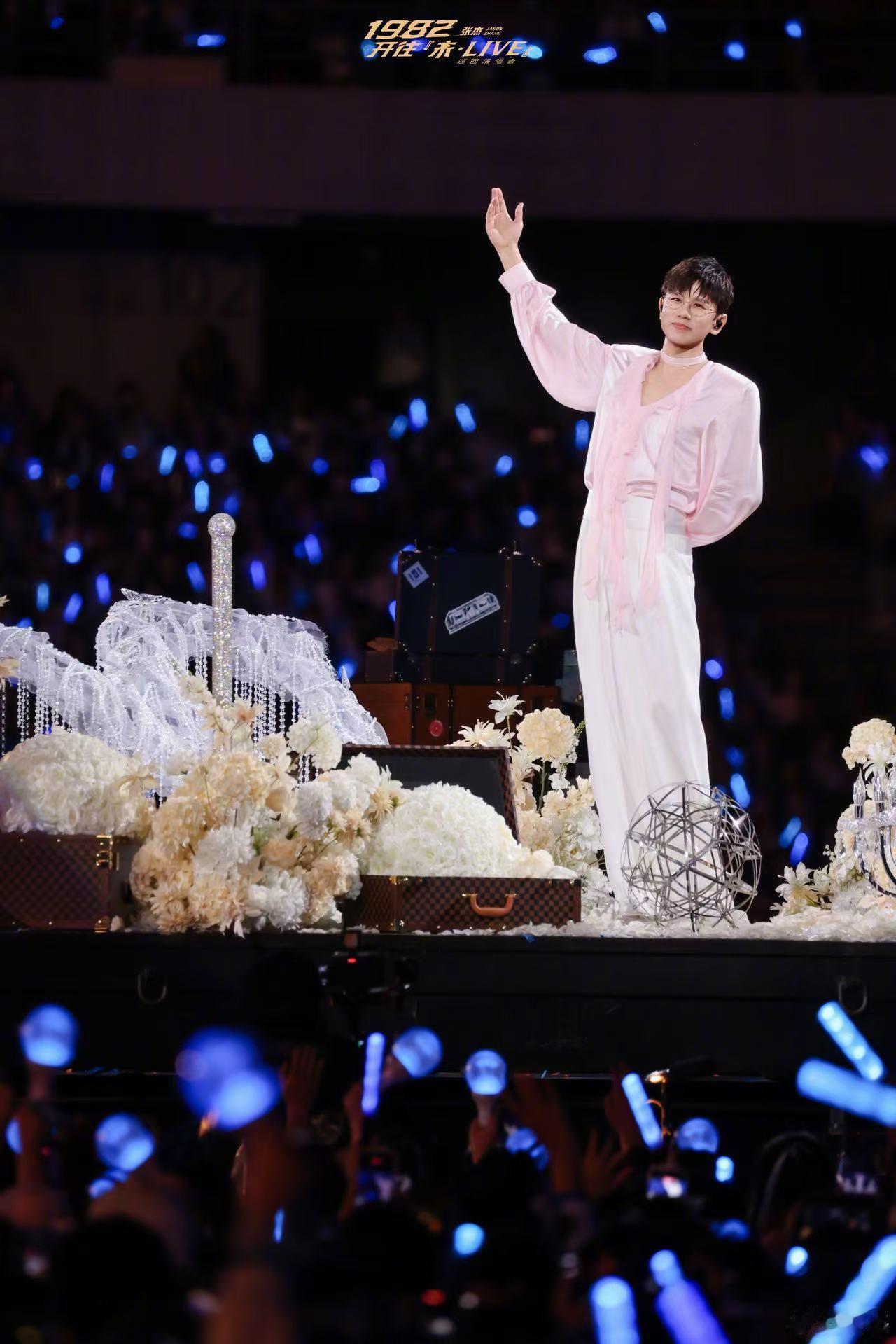 张杰真火 属于郑州场的滚烫瞬间来袭！郑州演唱会带来舞曲《不眠之夜》，节奏伴随舞步